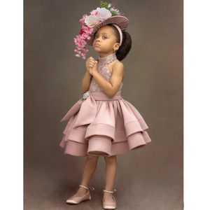 2021 Mignon Blush Rose Filles Pageant Robes Halter Dentelle Appliques Cristal Perlé Robe De Fille De Fleur Enfants Porter Court Genou Longueur À Niveaux Anniversaire Communion Robes