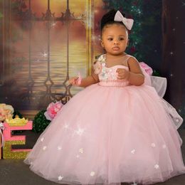 2024 Lindos vestidos de niña de flores rosa para bodas Cuello por cuello transparente Beads Ball Gown Gown Tulle Girls Dress Destino de la comunión para niños con flores de arco