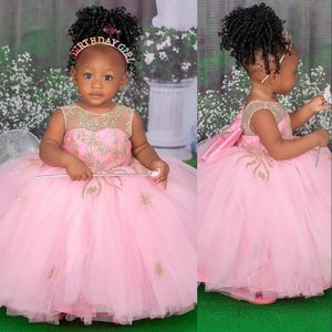 2021 Lindos vestidos de niña de flores rosa para bodas Cuello transparente Lentejuelas de encaje con lentejuelas doradas Vestido de fiesta de Bling Vestido de tul para niñas Vestidos de comunión para niños con lazo