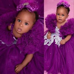 2021 Mignon Violet Filles Pageant Robes Scoop Cou Blanc Dentelle Appliques Cristal Perlé Fleur Fille Robe Enfants Porter Longueur De Plancher Anniversaire Robes De Communion