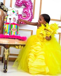 2021 Robes de filles de fleurs jaunes mignonnes pour les mariages plume une épaule sans manches à volants à volants robe de bal anniversaire enfants fille220C