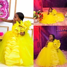 2021 lindos vestidos amarillos de flores para niñas para bodas pluma un hombro sin mangas con volantes escalonados vestido de fiesta cumpleaños niños Girl267A
