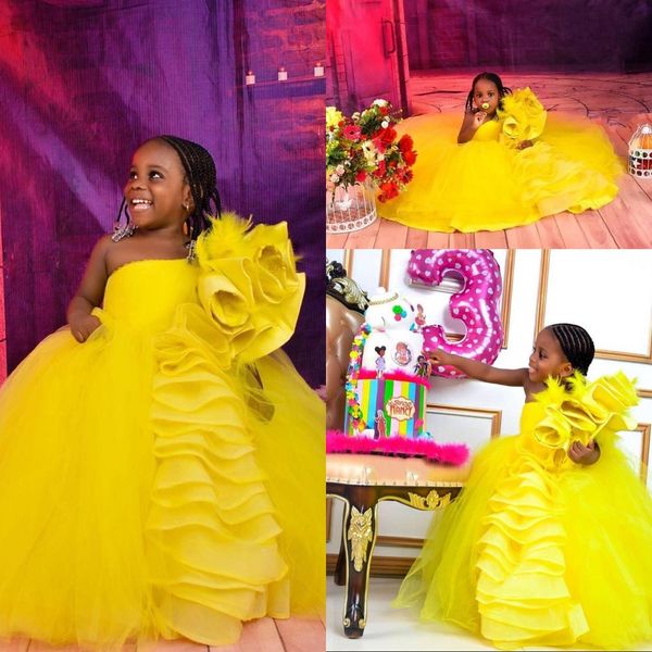 2021 Mignon Jaune Filles Pageant Robes Plume Une Épaule Sans Manches Tulle Volants Chlids Étage Longueur Formelle Enfants De Bal Communion Robes Avec Des Fleurs Faites À La Main