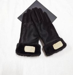 2023 Design dameshandschoenen voor winter- en herfst kasjmier handschoenen met mooie bontbal buiten sport winterhandschoenen