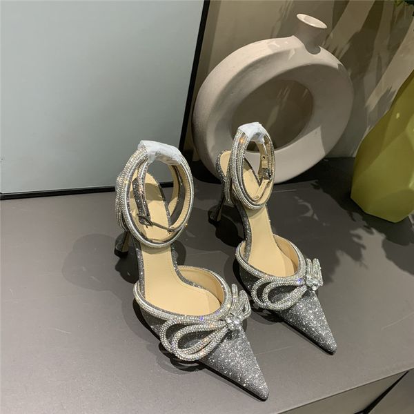 2021 Diseñador Zapatos de vestir para mujer Rhinestone Tacones altos Crystal Bow Satin Zapato para mujer Fiesta de boda Moda Sandalias de cuero Parte PROM Slideshow
