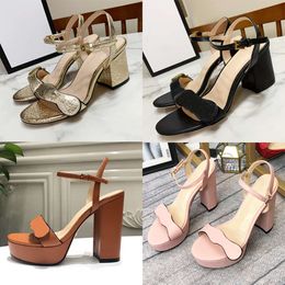 Ontwerpers Luxe Hoge Hakken Dames Sandalen Metallic Laminaat Leer Platte Middelhoge Hak Sandaal Zomer Strand Bruiloft Schoenen Jurk Schoen Met Doos NO021