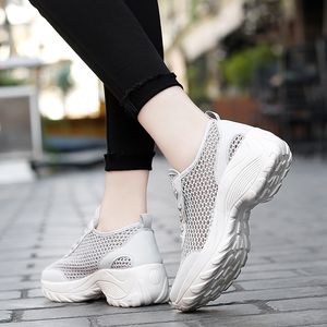 2021 Designer Running Shoes para mujer Blanco Gris Púrpura Rosa Negro Moda para hombre Zapatillas de deporte de alta calidad para deportes al aire libre tamaño 35-42 sg