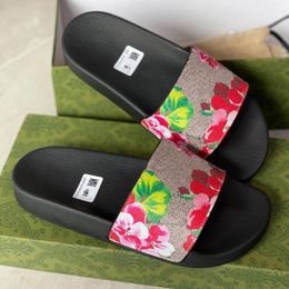 2021 Designer Slides Sandalia Zapatos Diseñadores Sexy Slide Old Men Sandalias de playa Ladies Luxurys Mujeres Zapato de goma Moda Zapatilla Flor Su Ujcu