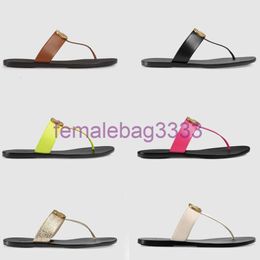 2021 Diapositives de créateurs Femmes Flip Flops Cuir Sandale Femme avec double métal Noir Blanc Brown Pantoufles Summer Beach Sandales US11 NO6