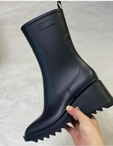 2021 Designer Femmes Botte de pluie Zip mi-mollet Bottes de moto PVC Caoutchouc Carré Toe Talon épais Plate-forme Chaussures imperméables Welly Rainshoes