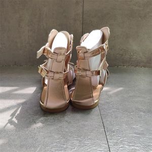 2021 Designer femmes sandales mode plat pantoufle été bas papillon avec strass en plein air chaussures décontractées plage tongs 35-43 W47