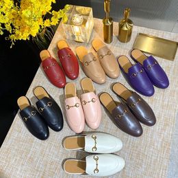 2021 Diseñador Mujer Sandalias de cuero Otoño Invierno Zapatillas cálidas Clásico Hebilla de metal Bordado Estilista Zapatos de calidad superior Hombres Media zapatilla con caja