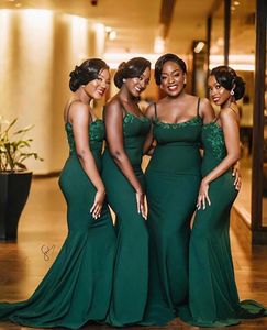 2021 Verde esmeralda Sirena africana Vestidos de dama de honor Apliques de encaje de tren de barrido Vestido de invitados de boda de spandex Vestido de fiesta de dama de honor modesto