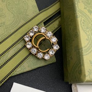 2021 mode européenne et américaine diamant lettre broche tempérament tendance manteau costume accessoires femme haute qualité livraison rapide