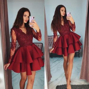 2021 Mode Celebrity Cocktail Jurk Mooie Rode V-hals Lange Mouw Homecoming Jurken Stijlvolle Tiered Beaded Kant Applique Korte Prom Dress