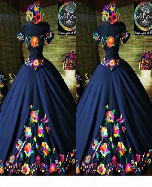 2021 Fashion Charro México Quinceanera Vestidos azul marino bordado del hombro corsé de satén