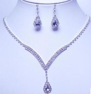 2021 Moda Personalidad Encanto Collar de diamantes de imitación de plata Pendientes en forma de V Lágrima Cristal Novia Conjunto de joyería Mujer Joyería de boda Conjunto de calidad superior