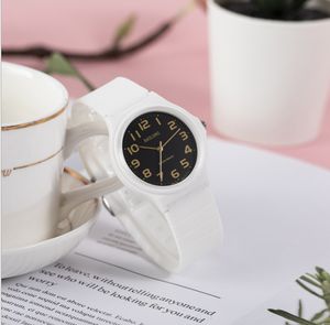2021 mode trend stijl witte dames quartz horloge nieuwe eenvoudige student horloge groothandel