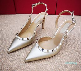 2021 Mode Femmes Pompes Casual Designer Or Mat Cuir clouté Spikes Slingback Chaussures à talons hauts