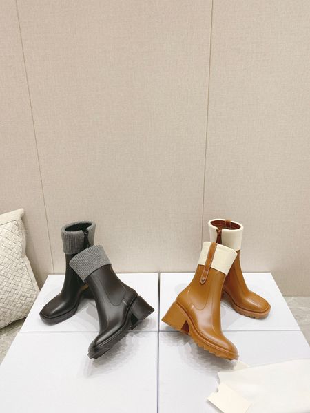 2021 bottes à talons épais pour femmes à la mode en PVC avec fermeture à glissière et semelle extérieure à engrenages ouverts avec sensation de design et intérieur chaud