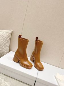 Les bottes à talons épais pour femmes à la mode 2021 sont fabriquées en PVC, avec une forte résilience, une semelle extérieure à ouverture par fermeture éclair et un design plus sensé