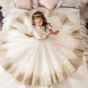 2021 Vestidos de niña de flores de oro para la boda Apliques florales de encaje de espagueti Faldas con gradas Vestido de desfile de niñas Una línea Vestidos de cumpleaños para niños