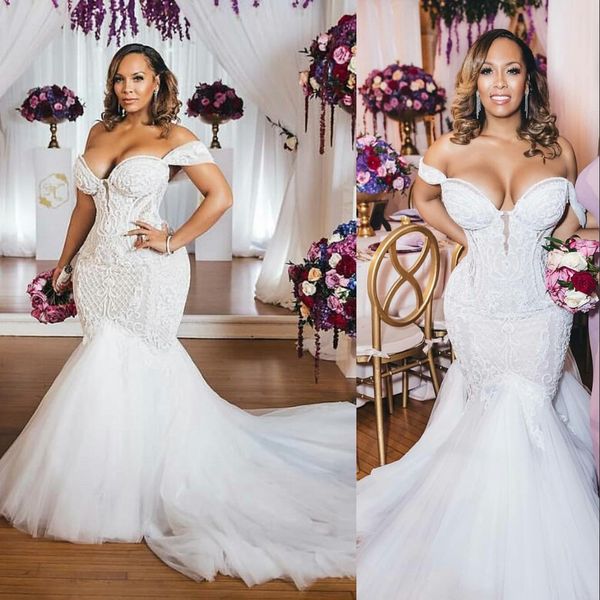 2021 Gorgeous Plus Size Sirena Vestidos de novia Vestido de novia Fuera del hombro Encaje Cristal Rebordear Tren de barrido Por encargo African Dubai Árabe vestidos de novia