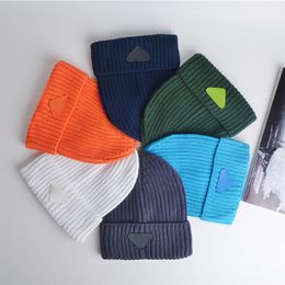 2021 Casquettes de bonnet classique tricotées classiques pour hommes femmes automne hiver chaud épais broderie chapeau froid couple chapeaux de rue