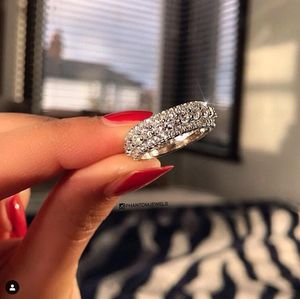 2021 Ins Joyería de lujo más vendida Plata de ley 925 Tres filas Pave White Topaz CZ Diamond Promise Giratorio Mujeres Wedding Band Ring Gif