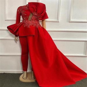 2021 Monos Vestidos de fiesta rojos árabes con tren Manga larga Cuello alto Apliques de encaje Cuentas Vestidos de noche formales Trajes de pantalón286c