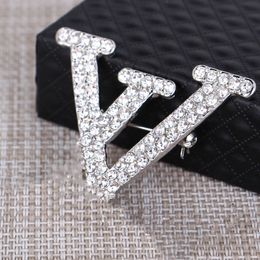 2021 Koreaanse mode jurk kristal high-end letters, broches accessoires fabriek groothandel snelle levering