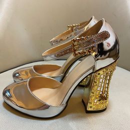 2021 chaussures de robe en cuir breveté dames creux en métal chuncky 10 cm talons hauts d'automne de printemps mary jane sandales avec buckle diamant rond de la fête de mariage