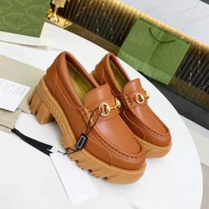 2021 Dernières Femmes Semelle Épaisse Casual Chaussures De Luxe Designer De Haute Qualité En Cuir Boucle En Métal Bas Haut Mode Mocassins Confortable Loisirs Dames Plate-Forme Baskets