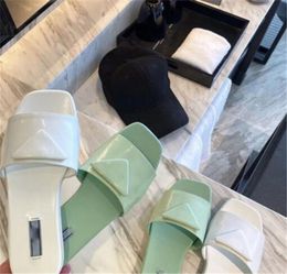 2021 dernier top luxe Designers classiques femmes sandales pantoufles belle mode en cuir verni triangle logo plage mariage fête tongs plat pêcheur chaussures