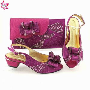 2021 Tacones bajos Estilo maduro Zapatos y bolsos italianos para mujeres en color magenta Tacones cómodos Zapatos italianos para dama H220422