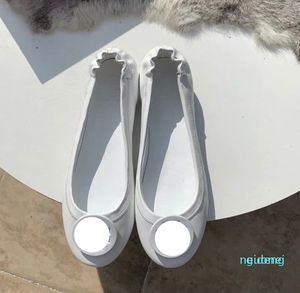 2021 luxe designer chaussures habillées Paris dames en cuir tête ronde ballerines décontracté talon doux conception 5556