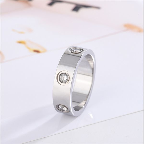 2021 Diseñador de lujo Joyas Anillo de amor mujeres hombres anillos de acero inoxidable Pareja personalizada Banquete de boda amigos plata oro rosa joyas de diamantes con bolsa de polvo