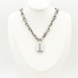 2021 Designer de luxe Collier Bijoux colliers en or pour les femmes à la mode en acier au titane amour tête de verrouillage mens mode chaîne épaisse Non al253K