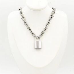 2021 Designer de luxe Collier Bijoux colliers en or pour les femmes à la mode en acier au titane amour serrure tête mens mode chaîne épaisse Non al253D