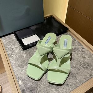 2021 luxe designer driehoekige sandalen geborsteld lederen rubber sandaal platte bodem elegante en casual outdoor vrouwen vierkante kop slippers met doos
