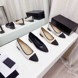 2021 Designer de luxe femmes chaussures décontractées mode couleur mixte bout pointu confortable semelle plate sans lacet sandales élégant bureau loisirs dames mocassins simples