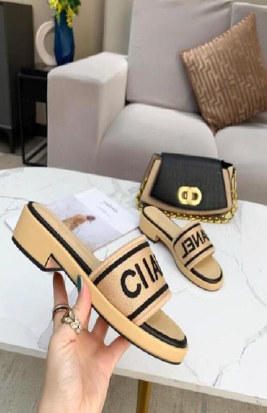 2021 Luxury Summer Women039s and Girls Sandals Slippers Flats Casual Shoes plage petits talons épissés en caoutchouc extérieur d'une variété O8477058