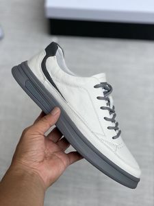 2021 chaussures de voyage de loisirs en cuir pour hommes, chaussures plates extérieures blanches semelles en caoutchouc résistantes à l'usure chaussures de loisirs à lacets pour hommes conception simple