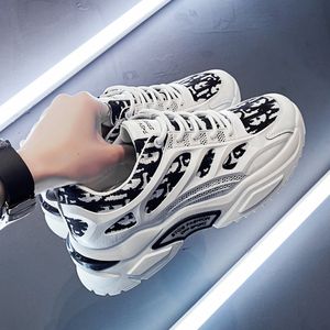 2021 hombres mujeres zapatos para correr blanco negro gris azul moda para hombre entrenadores deportivos transpirables zapatillas de deporte tamaño 37-44 qc