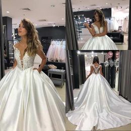 2021 Moderne Ballgown Trouwjurken Kant Applique Beaded Sweep Trein Op maat gemaakte mouwloze illusie satijn bruiloft bruidsjurk vestidos