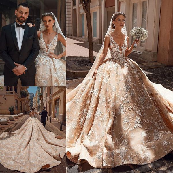 2021 Modest Ball Gown Vestidos de novia Cuello en V Apliques de encaje 3D Vestidos de novia fruncidos Tallas grandes Tren de la catedral Royal Luxury Wedding Robes