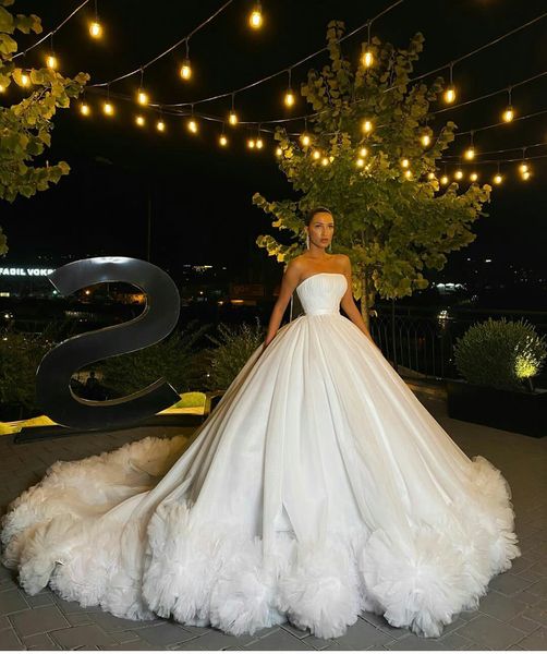 2021 modeste volants robe de bal robes de mariée sans bretelles froncé robes de mariée grande taille balayage train robes de mariée de luxe