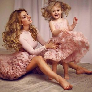 2021 Madre e hija Blush Pink Flower Vestidos para niñas Correas espaguetis Fajas Longitud del té Cumpleaños Comunión Niños Niña Vestidos de desfile con flores hechas a mano