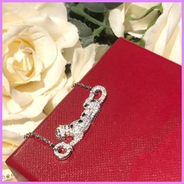 2021 Nouveau collier animal pendentif femmes colliers de créateurs bijoux de mode de rue léopard diamants de haute qualité or D2110195F