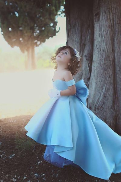 2021 Nuevo bebé azul vestidos de niñas de flores fuera del hombro gran arco Hi-Lo satén simple princesa niñas vestido de desfile para niños vestido de niño personalizado